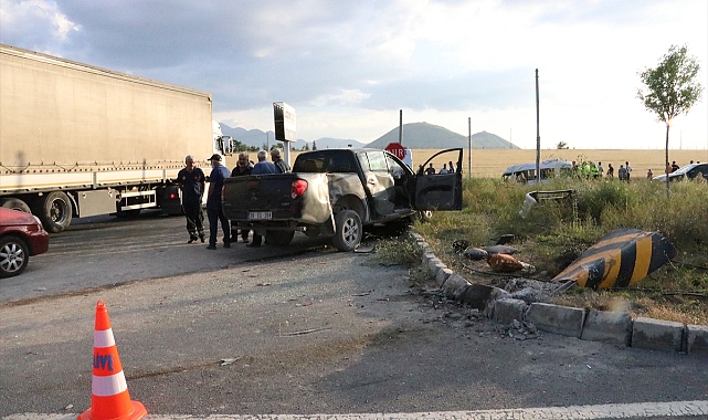 Pikap ile işçi servisinin çarpıştığı kazada 21 kişi yaralandı