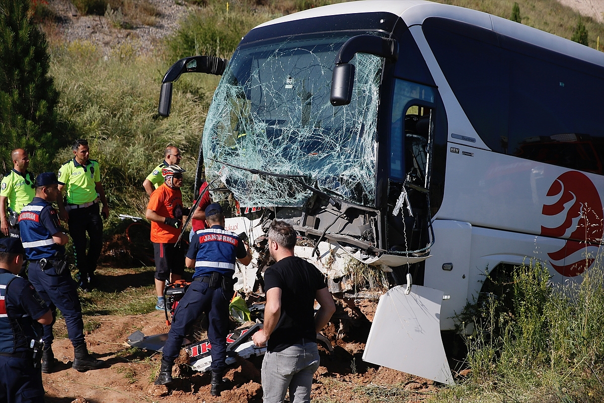 Şarampole devrilen otobüsteki 35 yolcu yaralandı