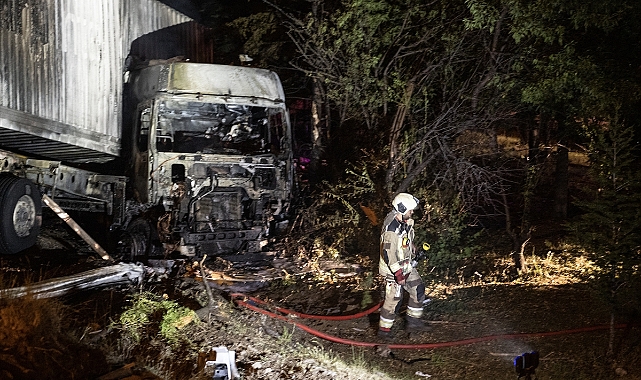 Şarampole devrilen tır alev aldı