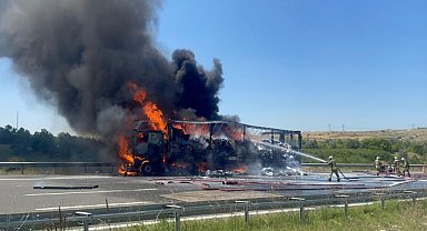 Seyir halindeki kumaş yüklü tır yandı