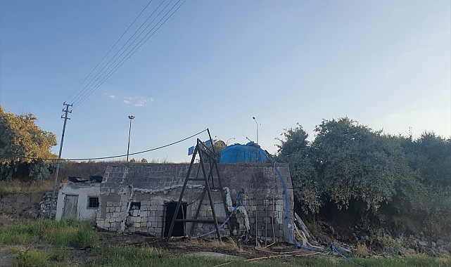 Su tankında mahsur kalan kişiyi itfaiye kurardı