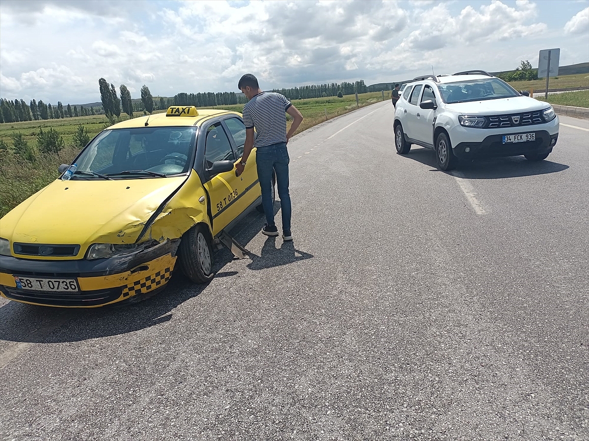 Taksi ile otomobilin çarpıştığı kazada 7 kişi yaralandı