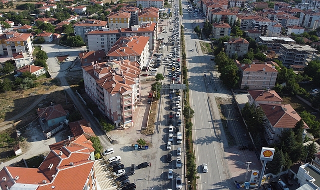 Tatil dönüşünü son güne bırakanlar binlerce araçlık konvoy oluşturdu