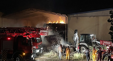 Tekstil fabrikasının deposunda çıkan yangın hasara neden oldu