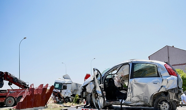 Tır ile otomobilin çarpıştığı kazada 1 kişi öldü, 1 kişi yaralandı