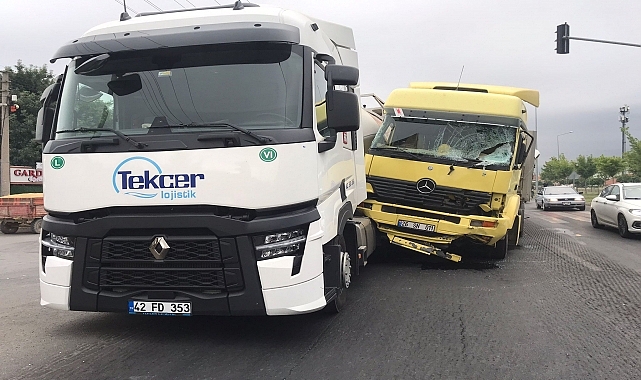 Tır kırmızı ışıkta bekleyen araçlara çarptı, 12 kişi yaralandı