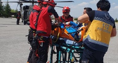 Tırmanış sırasında ayak bileği kırılan dağcı, askeri helikopterle kurtarıldı