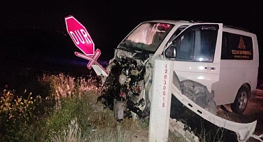 Trenle çarpışan minibüsteki 4 kişi yaralandı