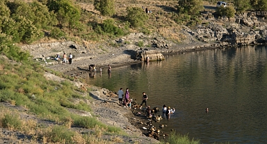 Türkiye'nin en derin gölü Acıgöl, ziyaretçi akınına uğruyor