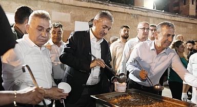 Vali Akkoyun, vatandaşlara aşure ikram etti
