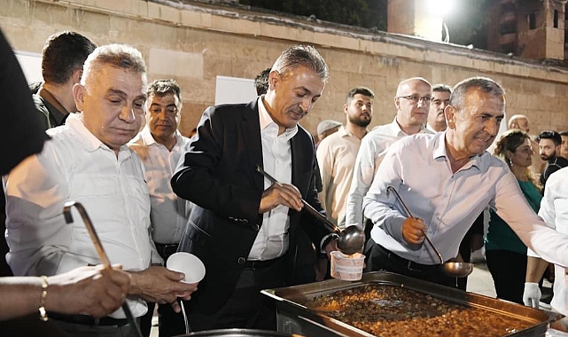 Vali Akkoyun, vatandaşlara aşure ikram etti
