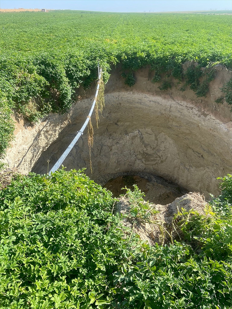 20 metre çapında, 15 metre derinliğinde obruk oluştu