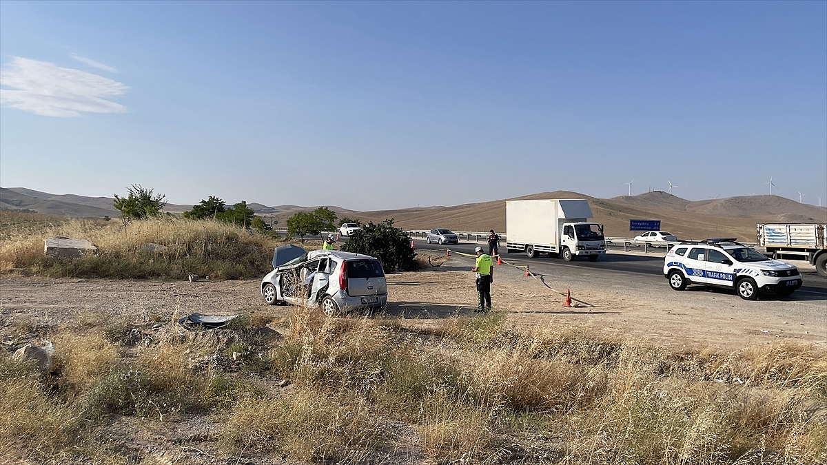 Ağaca çarpan otomobildeki 2 kişi öldü, bir kişi yaralandı