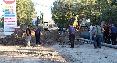 Altyapı çalışmaları sırasında toprak altında kalan 2 işçi kurtarıldı