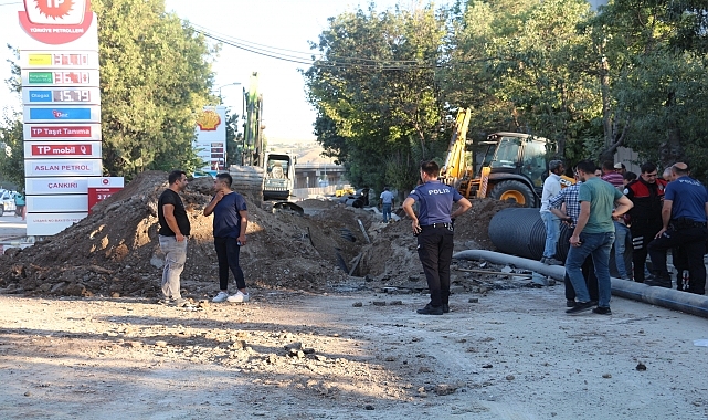 Altyapı çalışmaları sırasında toprak altında kalan 2 işçi kurtarıldı