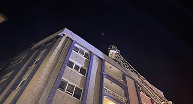 Apartman ve iş hanının çatısında çıkan yangın söndürüldü