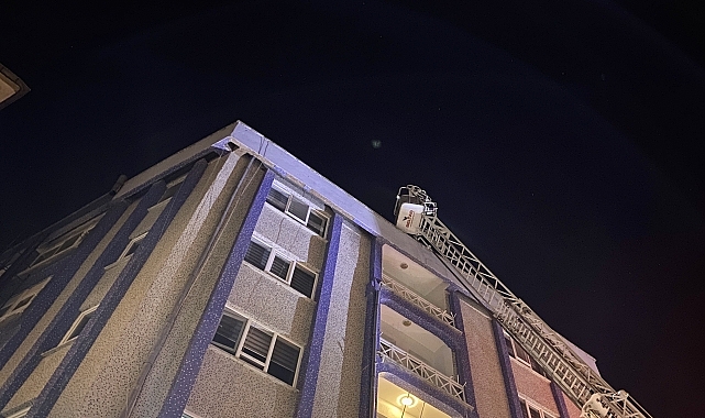 Apartman ve iş hanının çatısında çıkan yangın söndürüldü