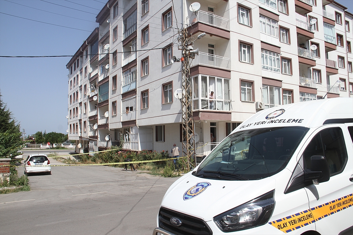 Apartmanın dördüncü katından düşen çocuk ağır yaralandı