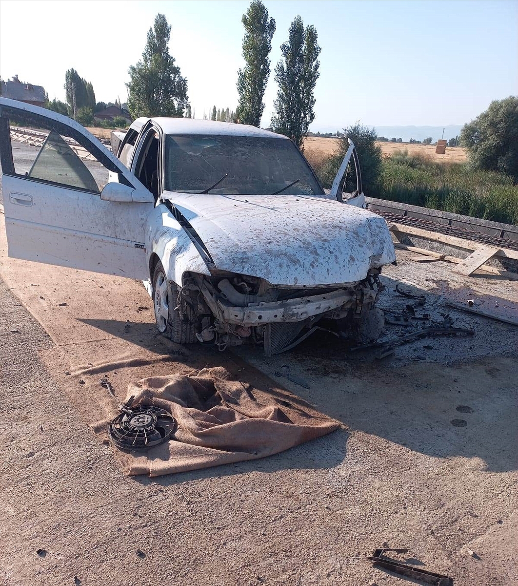 Beton bloğa çarpan otomobilin sürücüsü yaralandı
