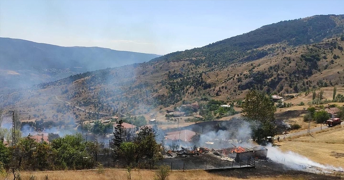 Çıkan yangında 3 ev ve 1 ahır zarar gördü