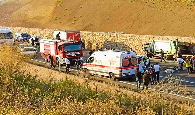 Çöp kamyonuyla otomobilin çarpışması sonucu 2 kişi öldü