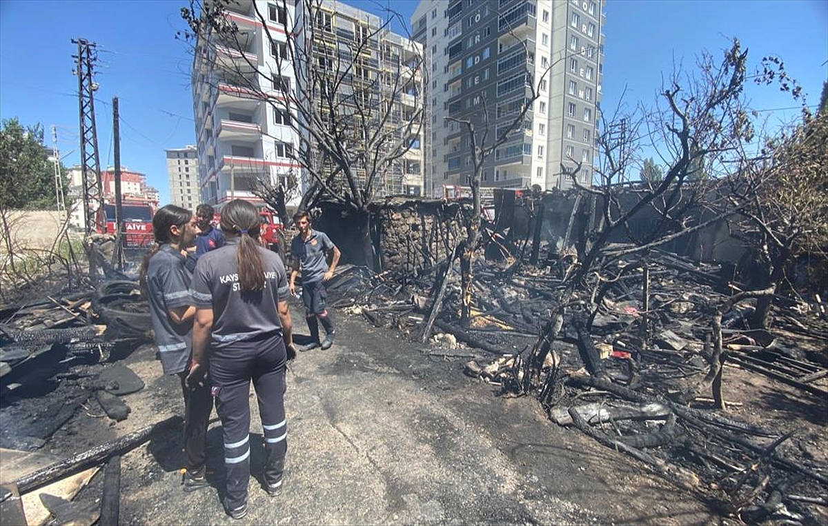 Depoda çıkan yangın hasara neden oldu