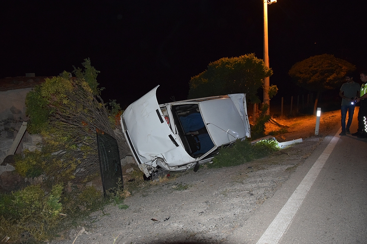 Devrilen otomobil sürücüsü yaralandı