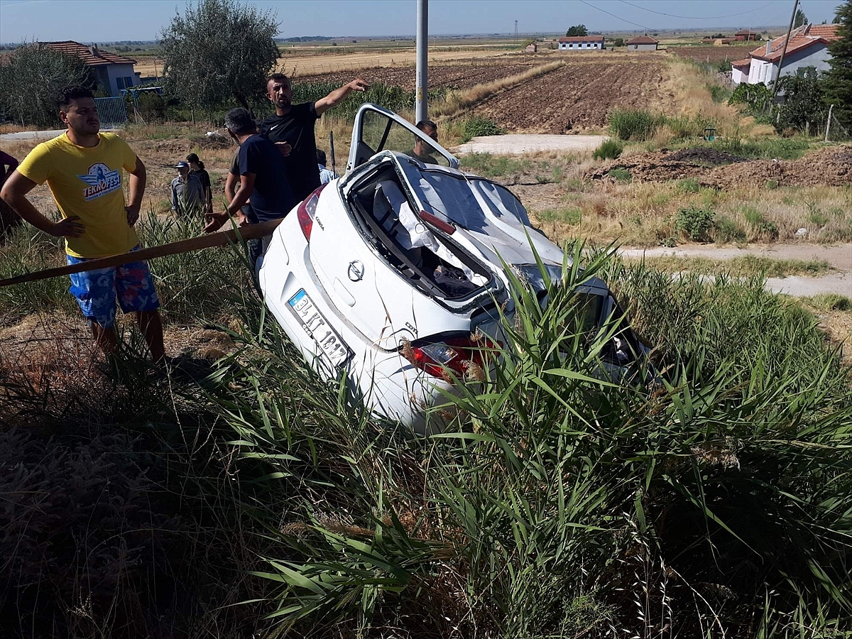 Devrilen otomobildeki 1 kişi öldü, 4 kişi yaralandı