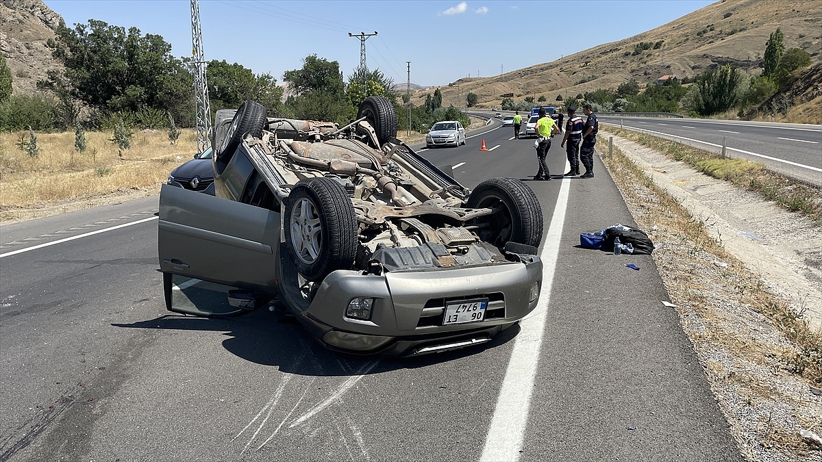 Devrilen otomobildeki 4 kişi yaralandı
