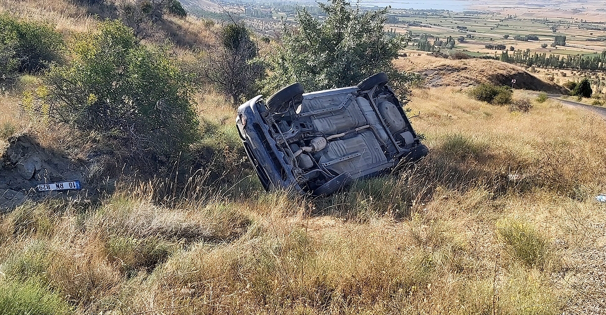 Devrilen otomobildeki 6 kişi yaralandı