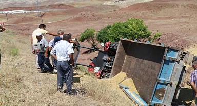 Devrilen traktörün altında kalan sürücü öldü