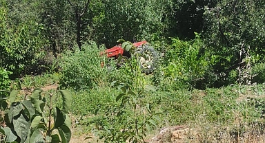 Devrilen traktörün sürücüsü yaşamını yitirdi
