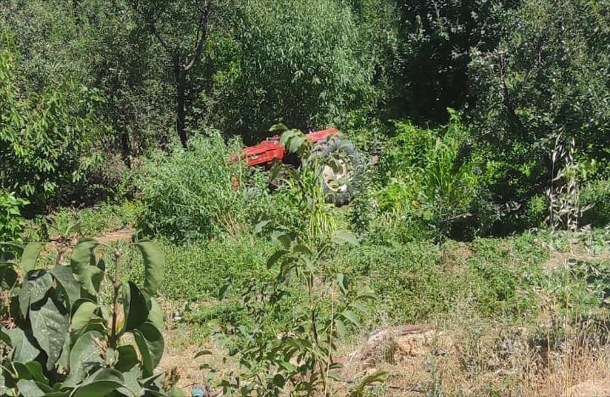 Devrilen traktörün sürücüsü yaşamını yitirdi