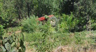 Devrilen traktörün sürücüsü yaşamını yitirdi