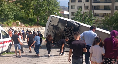 Karaman'da tur otobüsü devrildi: 3'ü ağır 26 yaralı