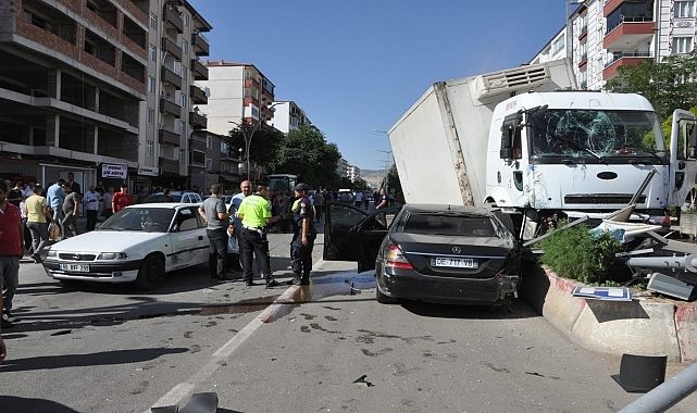 Freni patlayan kamyon 8 araca çarptı, 3 kişi yaralandı