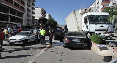 Freni patlayan kamyon 8 araca çarptı, 3 kişi yaralandı