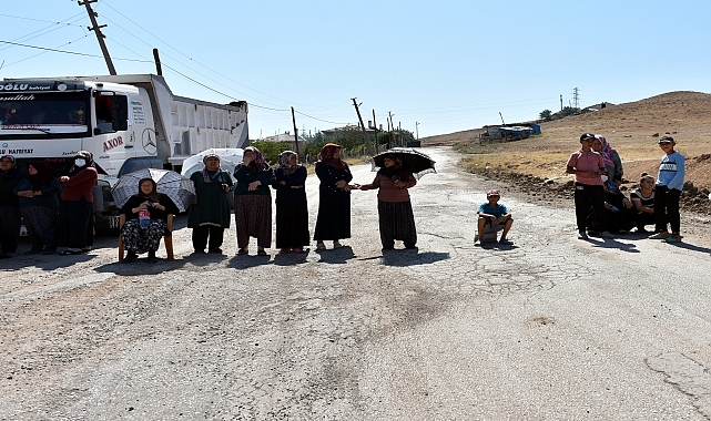 Hafriyat kamyonlarının geçişine tepki gösteren kadınlar yolu kapattı