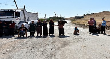Hafriyat kamyonlarının geçişine tepki gösteren kadınlar yolu kapattı