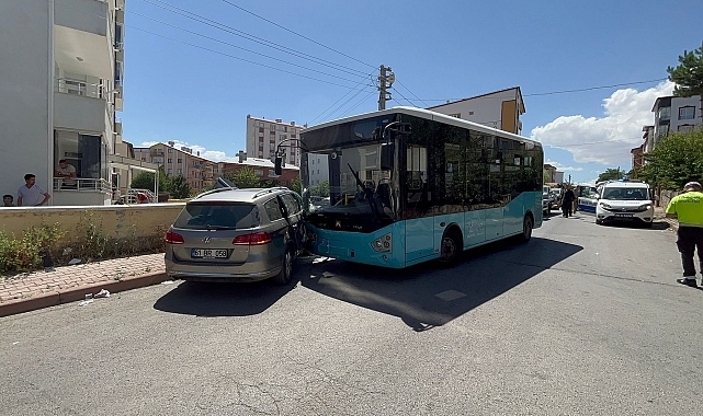 Halk otobüsü ile otomobilin çarpışması sonucu 8 kişi yaralandı
