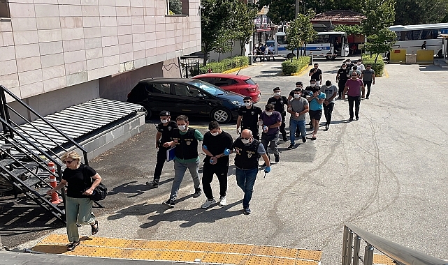 İki grup arasında çıkan bıçaklı kavgada bir kişi öldü