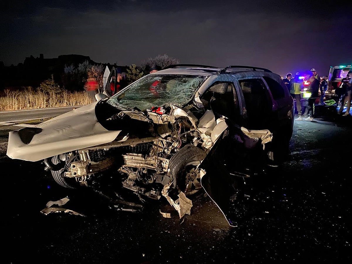 İki otomobilin çarpıştığı kazada 4 kişi öldü
