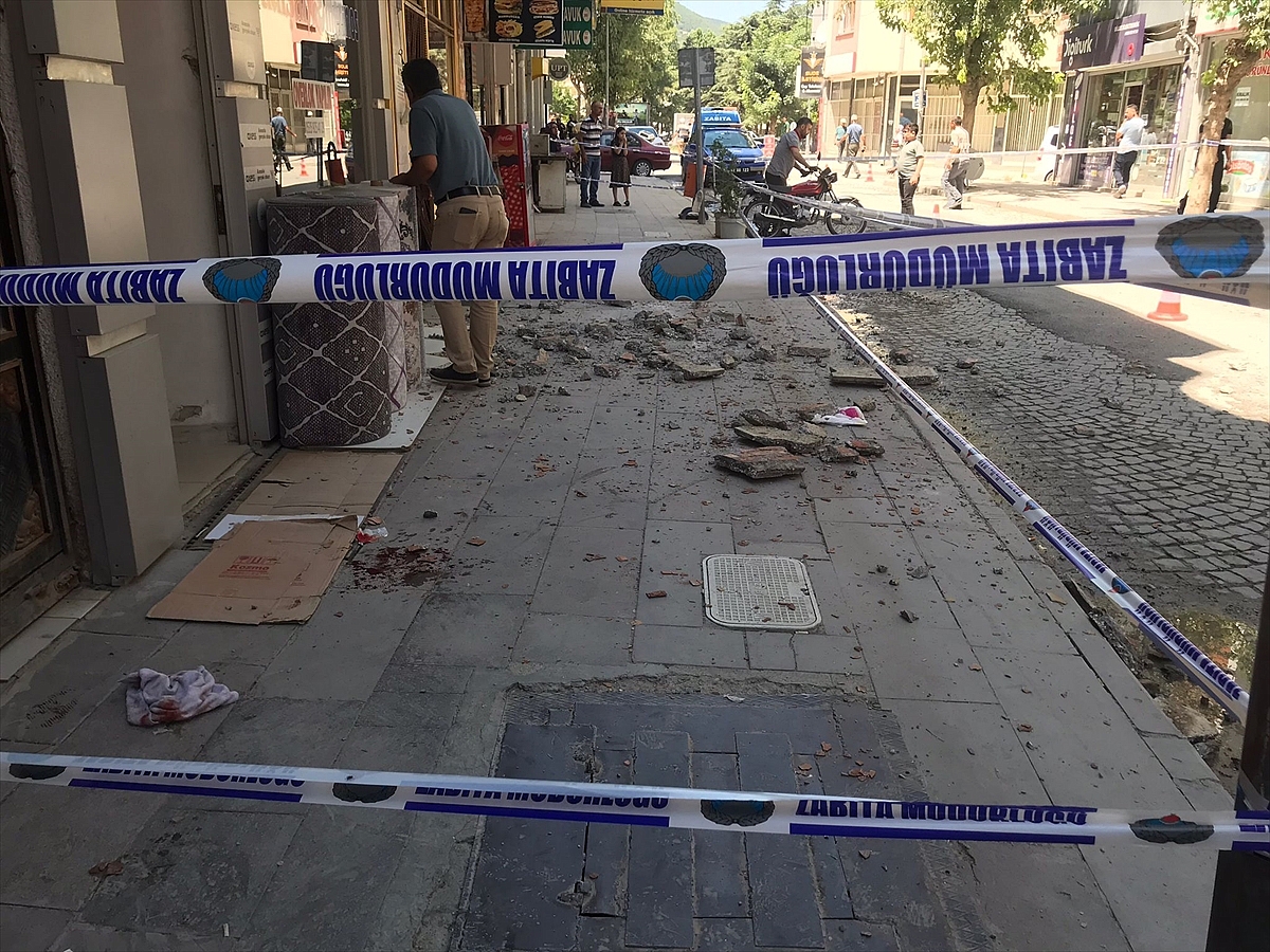 Kaldırımda yürürken üzerine binadan beton parçaları düşen baba ile kızı yaralandı