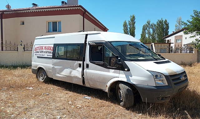 Kamyonet ile otomobil çarpıştı, 3 kişi yaralandı