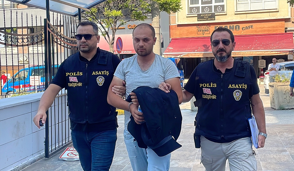 Kavgada bıçaklanan 2 gençten biri öldü