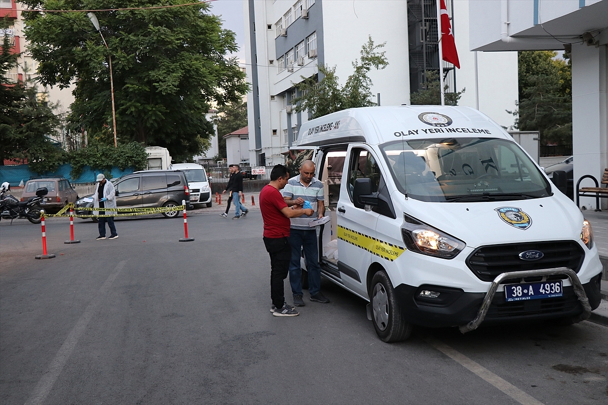Kıraathaneye yapılan silahlı saldırıda 1'i polis 2 kişi yaralandı