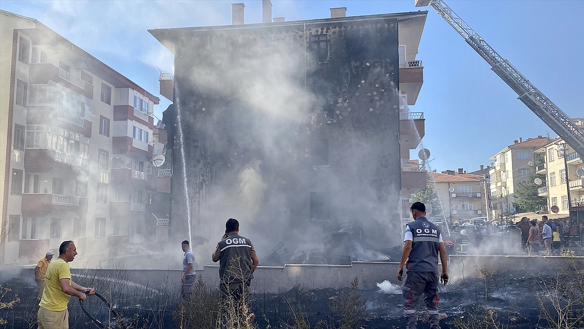 Otluk alanda başlayıp apartman ve depoya sıçrayan yangın söndürüldü