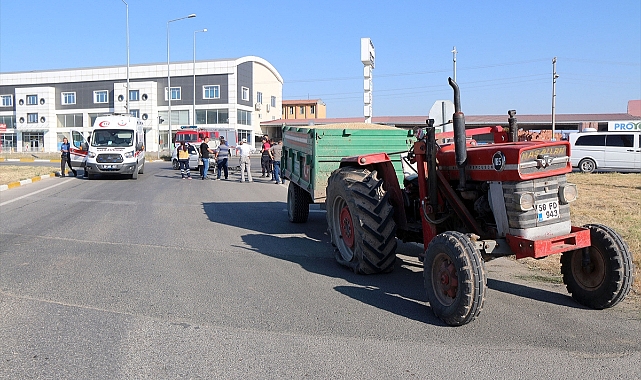 Otomobil ile traktör çarpıştı 3 kişi yaralandı