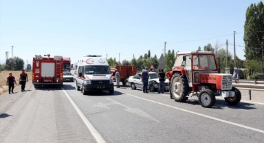 Otomobil ile traktör çarpıştı, 3 kişi yaralandı