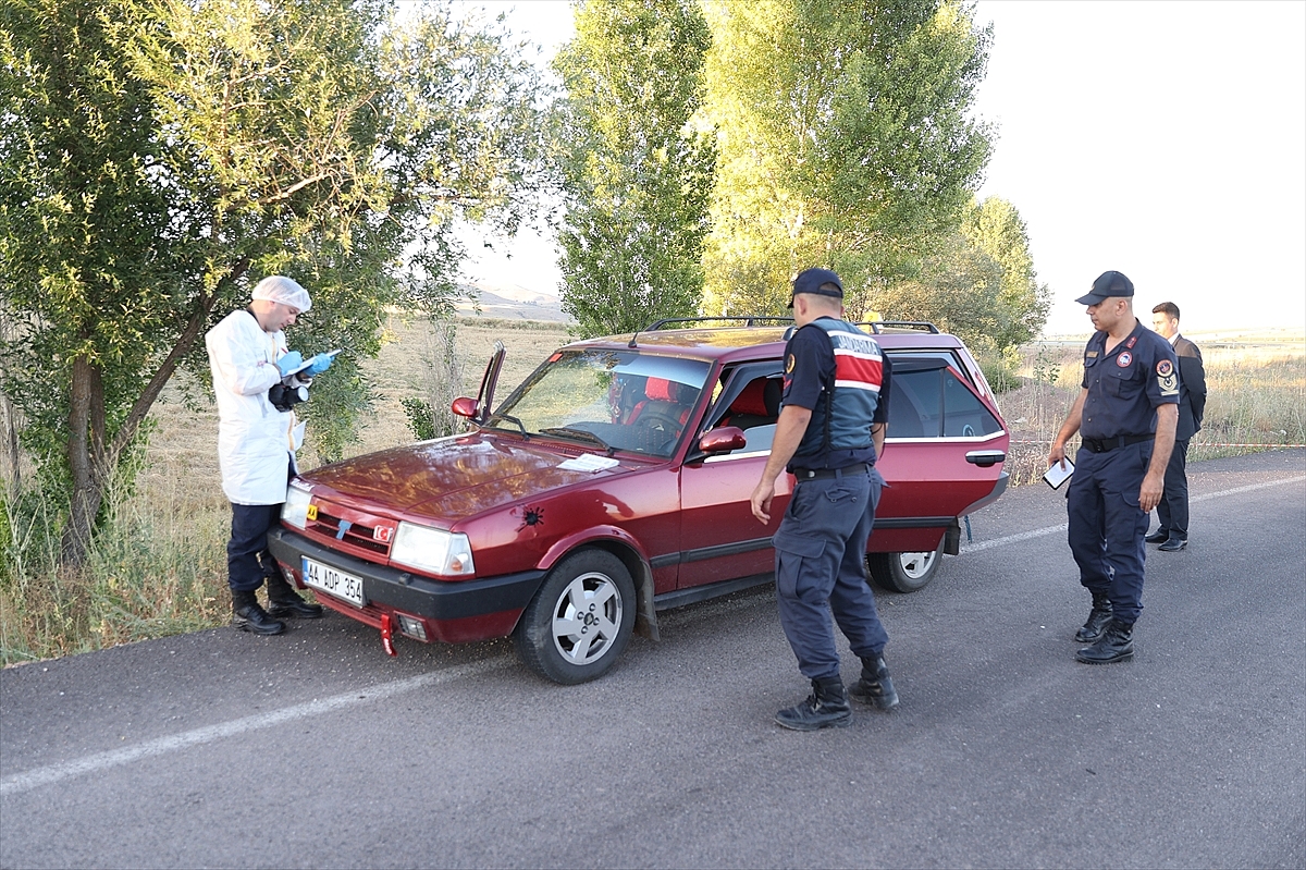 Otomobilde silahla vurulmuş kadın ve erkek cesedi bulundu